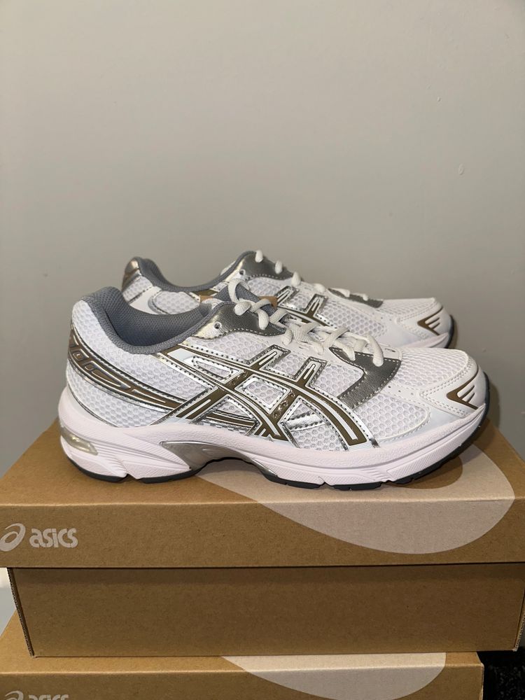 ASICS Asics White And white pepper Running Shoes product image