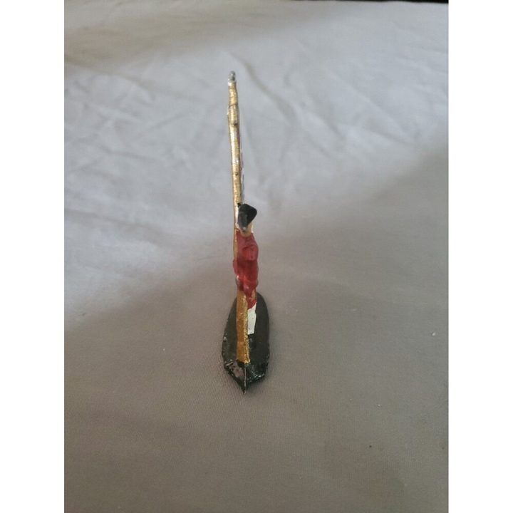 Miniature Soldier Figurine With British Flag imagen 2