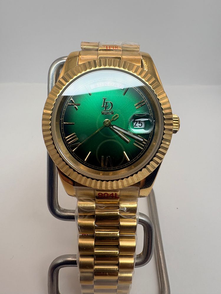 Other Gold-Tone Wristwatch With Green Dial product image