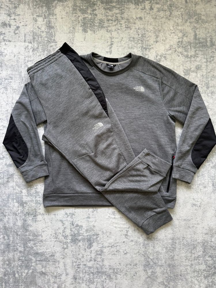 The North Face Tracksuit - XXL image 1