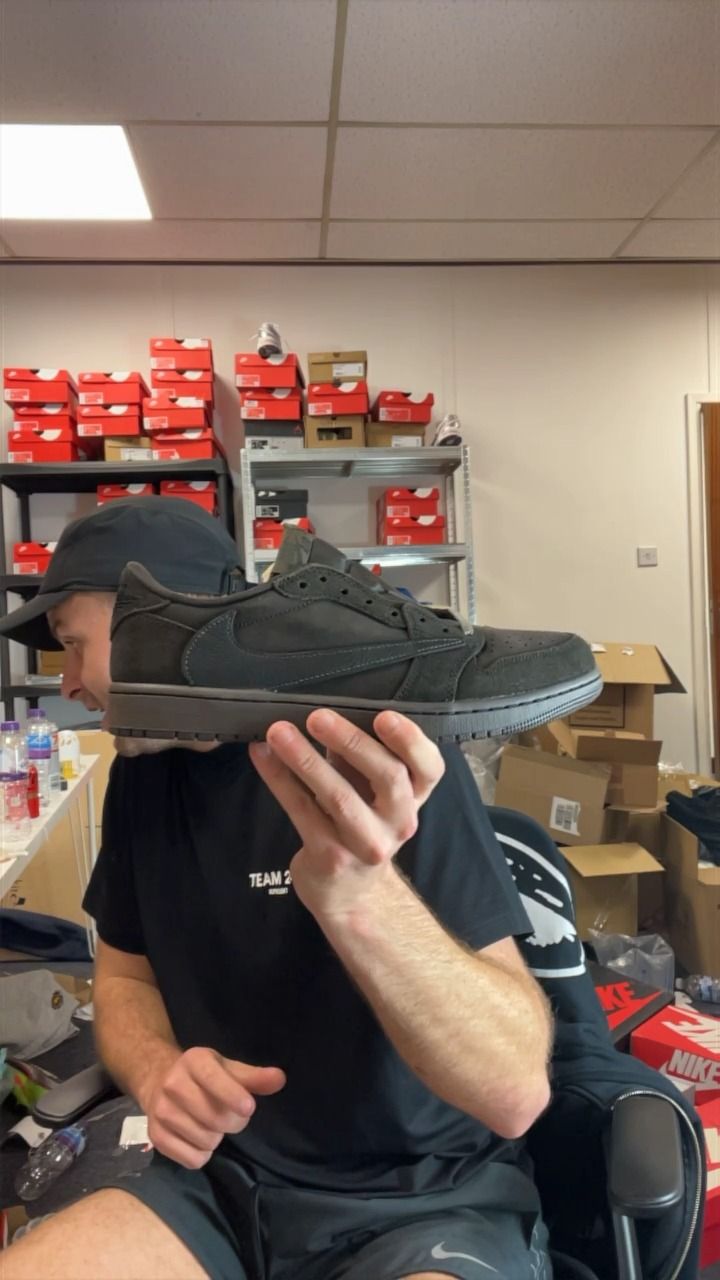 Travis Scott JORDAN 1 LOW TRAVIS SCOTT VELVET UK 8.5 NEW  product image