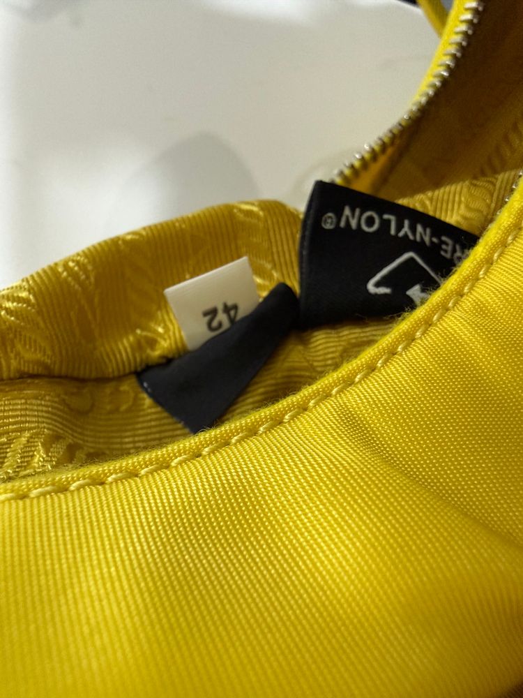 Borsa Prada Re-Edition 2005 in Re-Nylon e Saffiano con ciondolo imagen 5