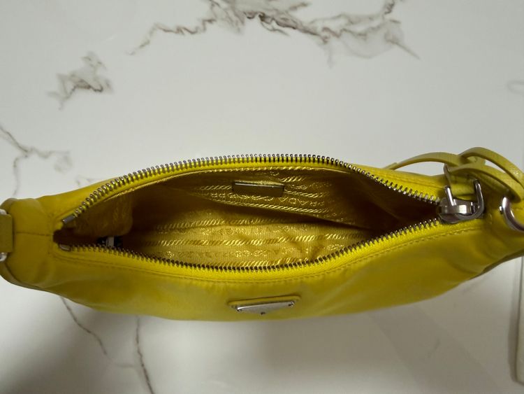 Borsa Prada Re-Edition 2005 in Re-Nylon e Saffiano con ciondolo imagen 11