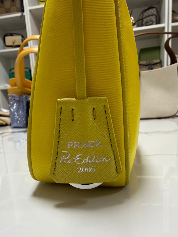 Borsa Prada Re-Edition 2005 in Re-Nylon e Saffiano con ciondolo imagen 8