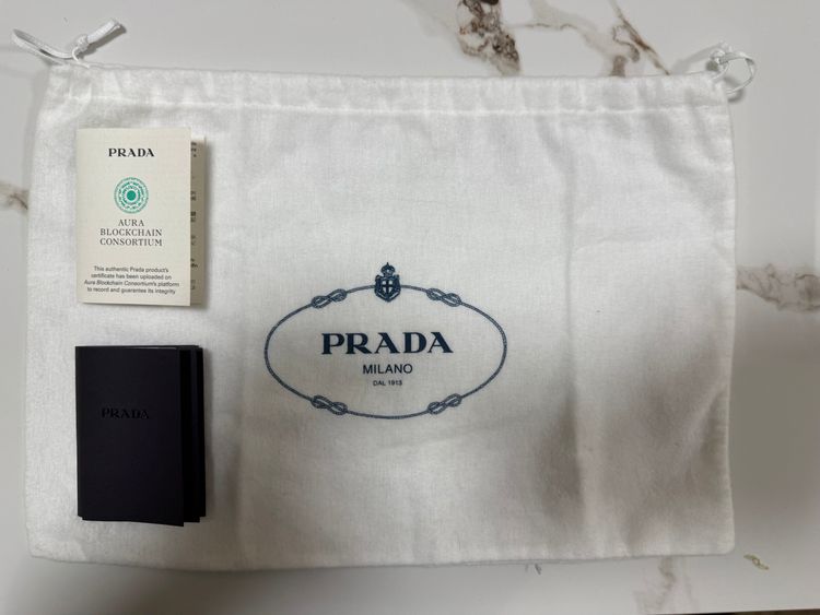 Borsa Prada Re-Edition 2005 in Re-Nylon e Saffiano con ciondolo imagen 2