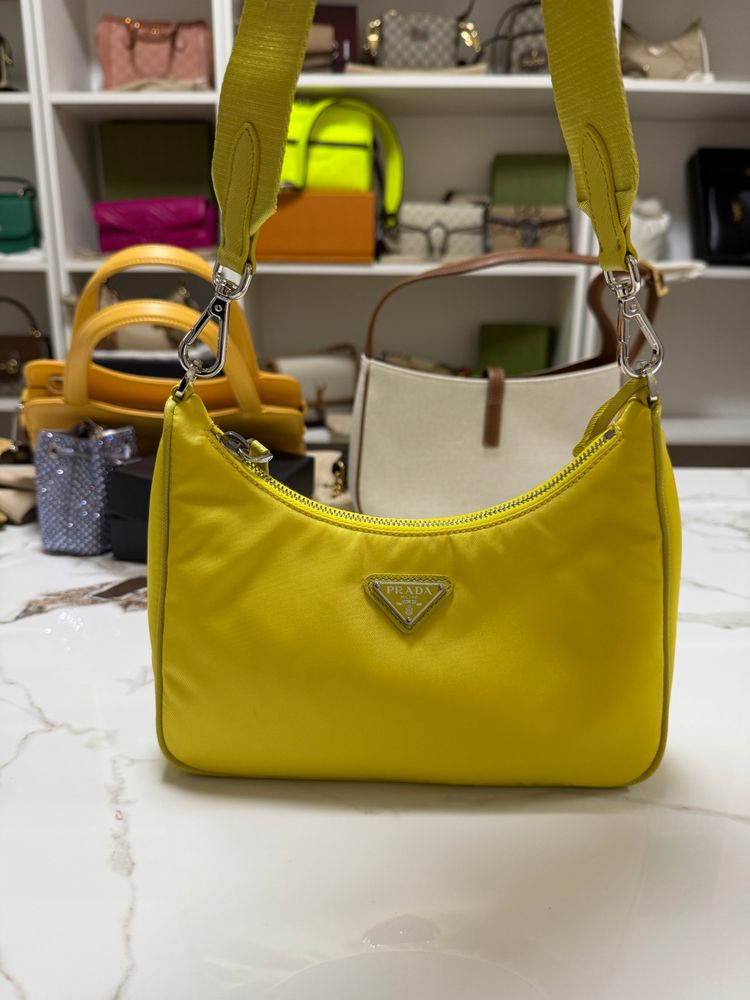 Borsa Prada Re-Edition 2005 in Re-Nylon e Saffiano con ciondolo imagen 7