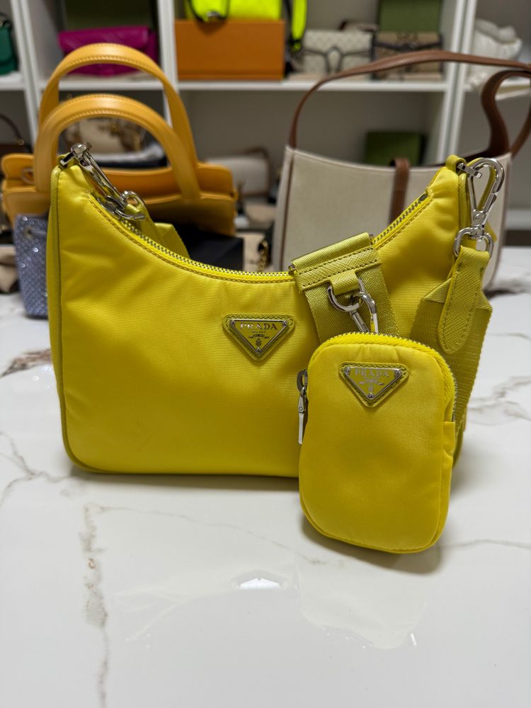 Borsa Prada Re-Edition 2005 in Re-Nylon e Saffiano con ciondolo