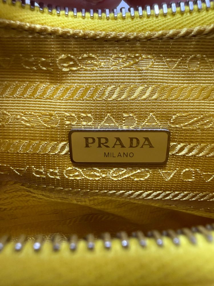 Borsa Prada Re-Edition 2005 in Re-Nylon e Saffiano con ciondolo imagen 3