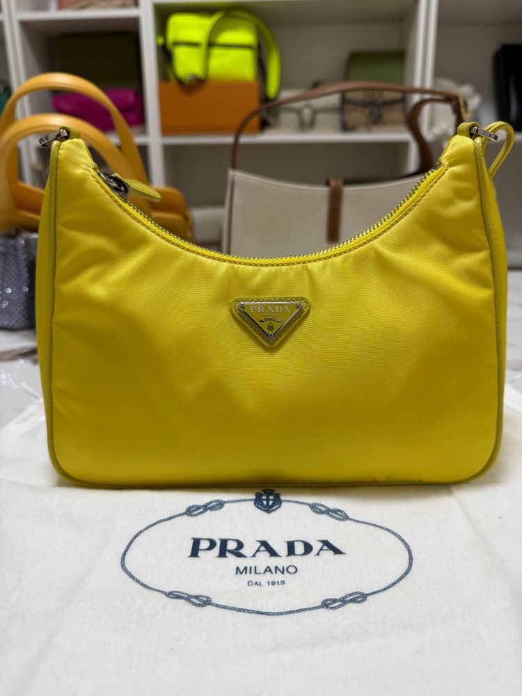 Borsa Prada Re-Edition 2005 in Re-Nylon e Saffiano con ciondolo imagen 4