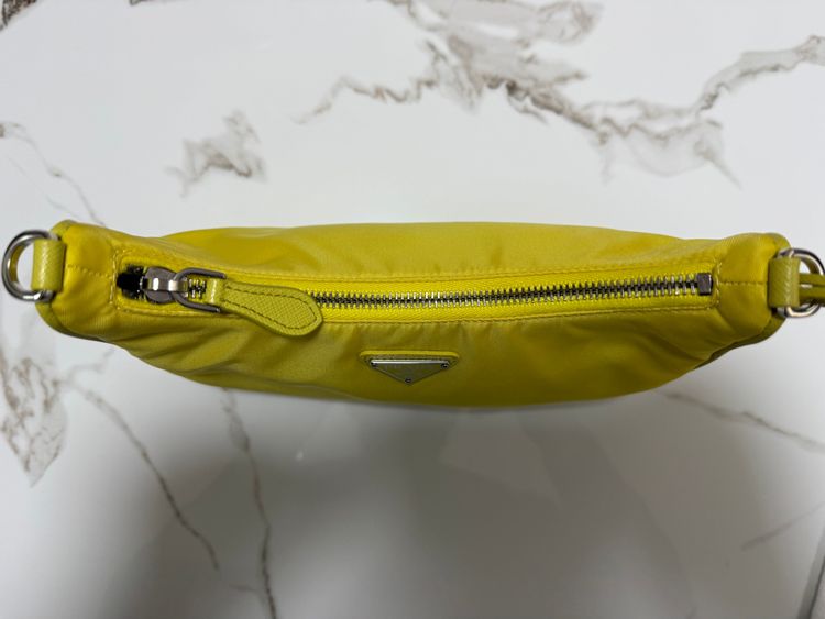 Borsa Prada Re-Edition 2005 in Re-Nylon e Saffiano con ciondolo imagen 9