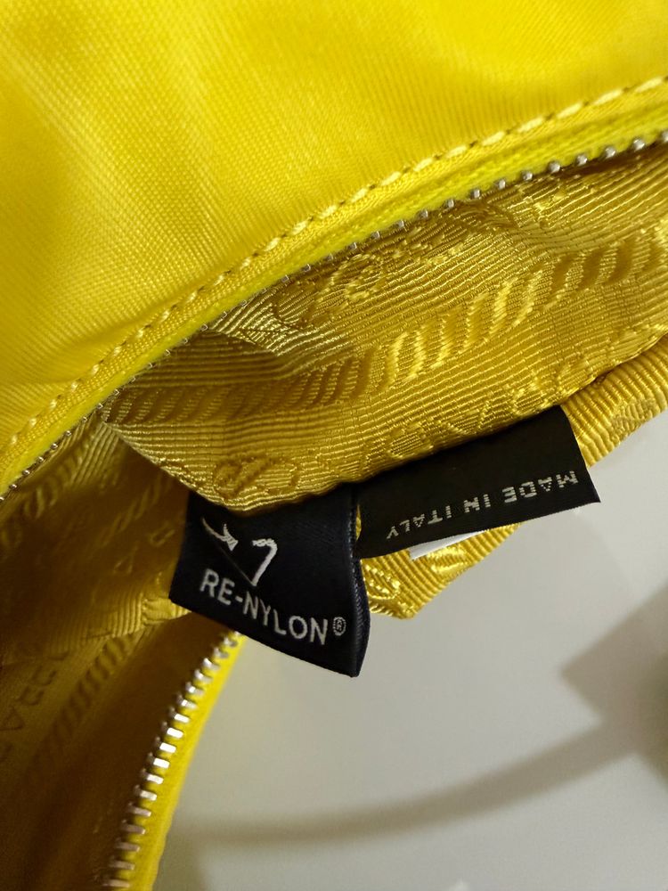 Borsa Prada Re-Edition 2005 in Re-Nylon e Saffiano con ciondolo imagen 10