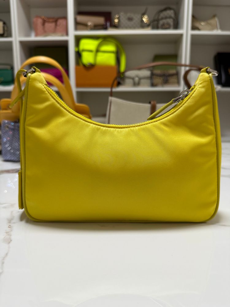 Borsa Prada Re-Edition 2005 in Re-Nylon e Saffiano con ciondolo imagen 6