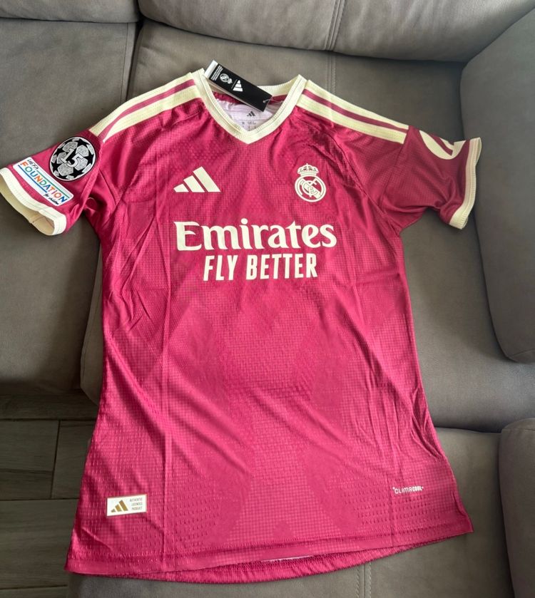 Nueva camiseta Madrid talla M versión jugador sin estrenar!! imagen 1