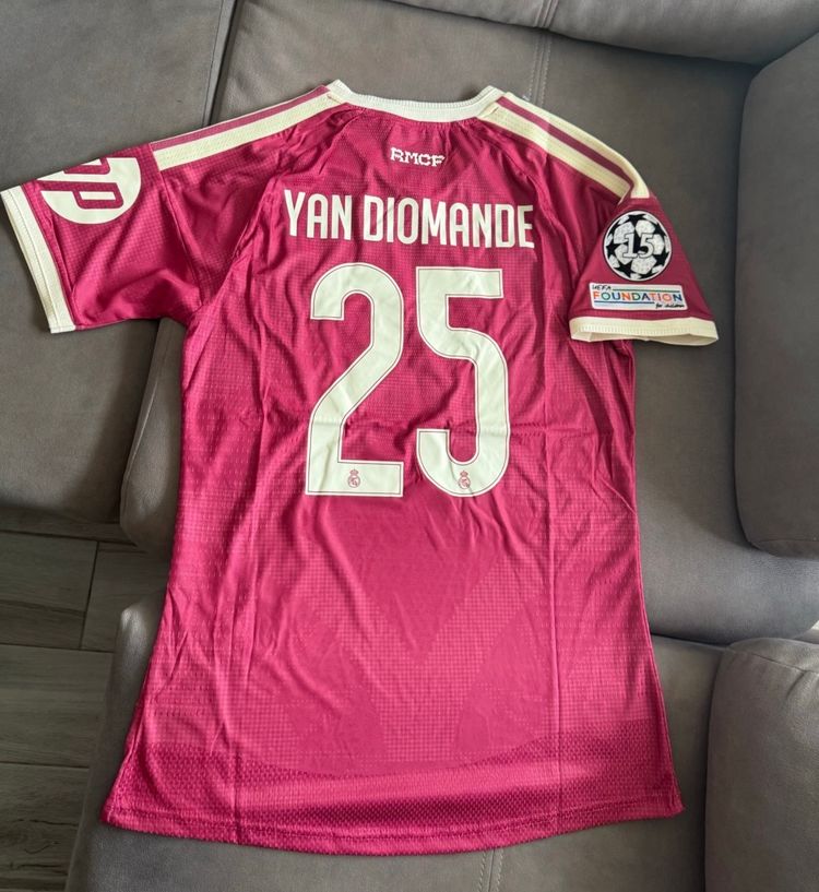 Nueva camiseta Madrid talla M versión jugador sin estrenar!! imagen 2
