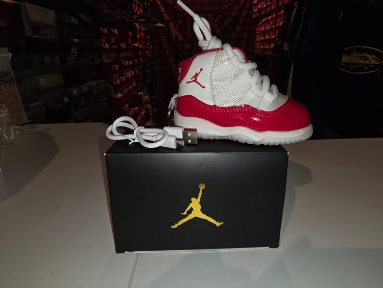 Jordan 11 White Red 8000mAh Powerbank 