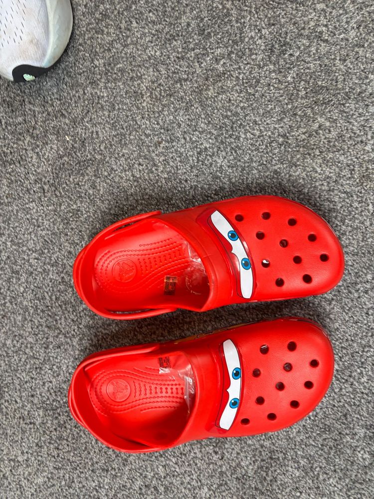 Red Clogs With Cartoon Eyes Design imagen 1