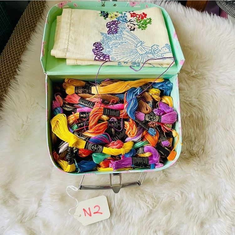 Equipment Embroidery Thread Bundles Cross Stitch Floss Cotton Skeins in Mini Cardboard Suitcase Box - N2 product image