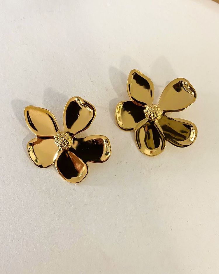 Other gold flower-shaped earrings product image