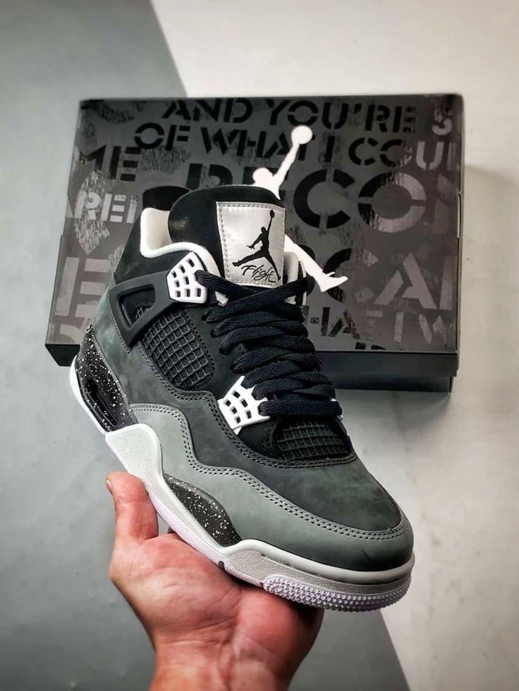 Jordan 4 sneaker