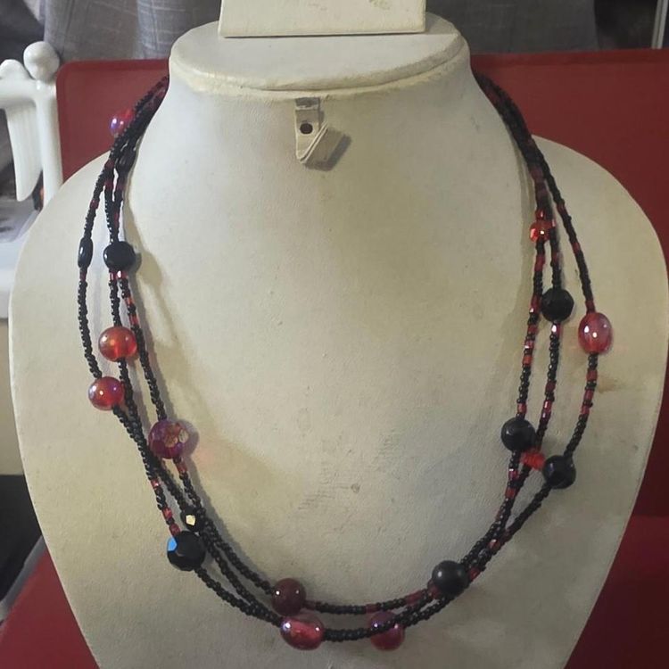 Immagine di Black And Red Beaded Necklace Glass  2