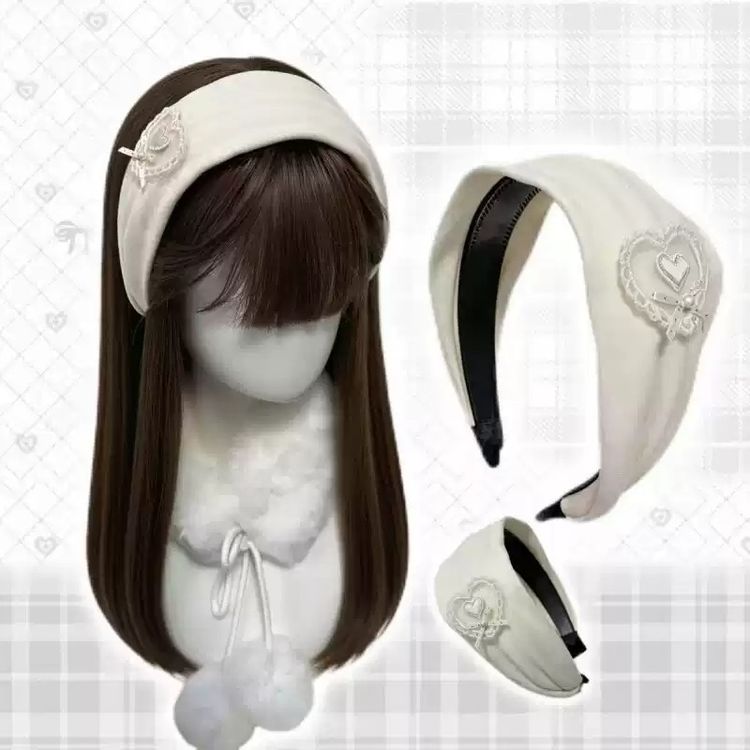White Padded Headband With Heart Embroidery imagen 4