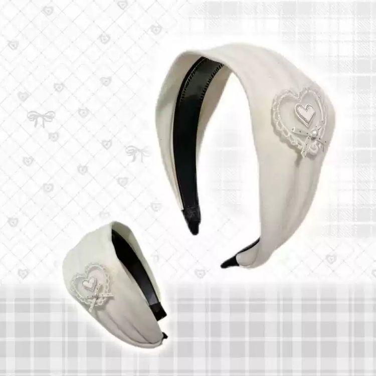 Immagine di White Padded Headband With Heart Embroidery 1