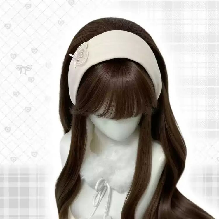 White Padded Headband With Heart Embroidery imagen 2