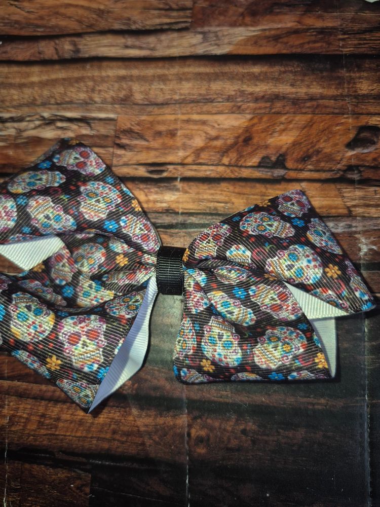 Skulls Large bow