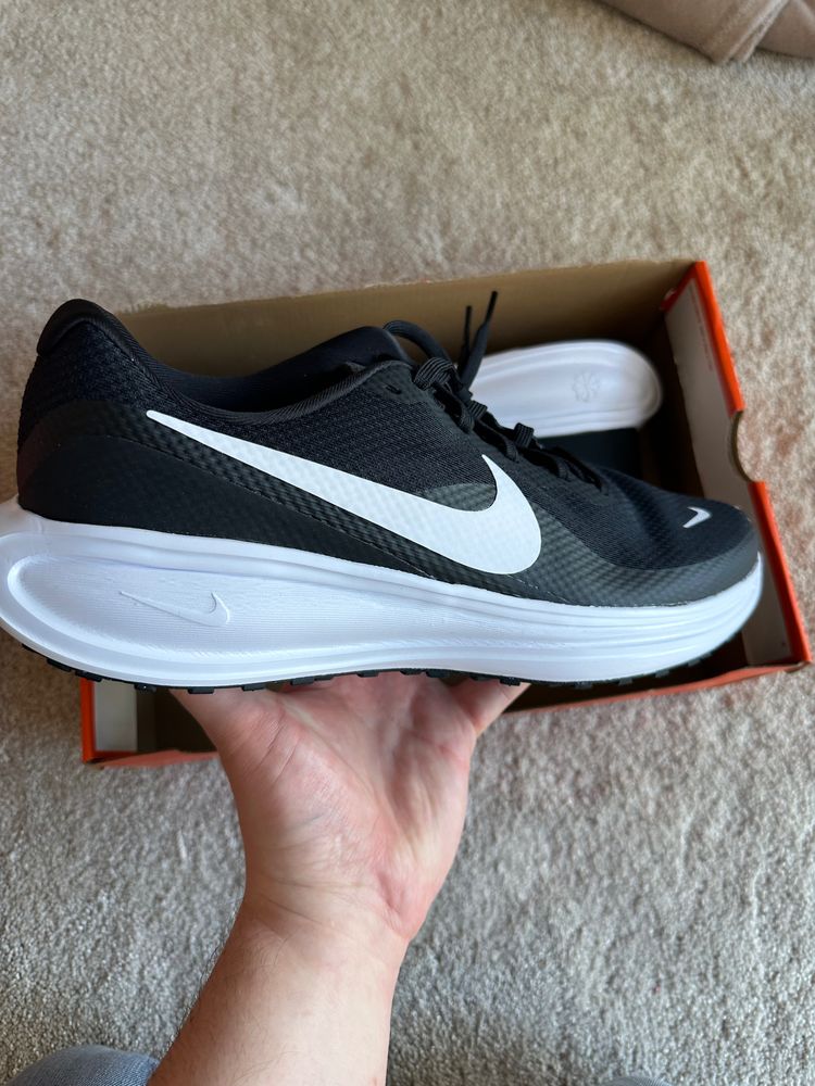 Nike Nike Revolution 8 Black And White Running Shoes product image