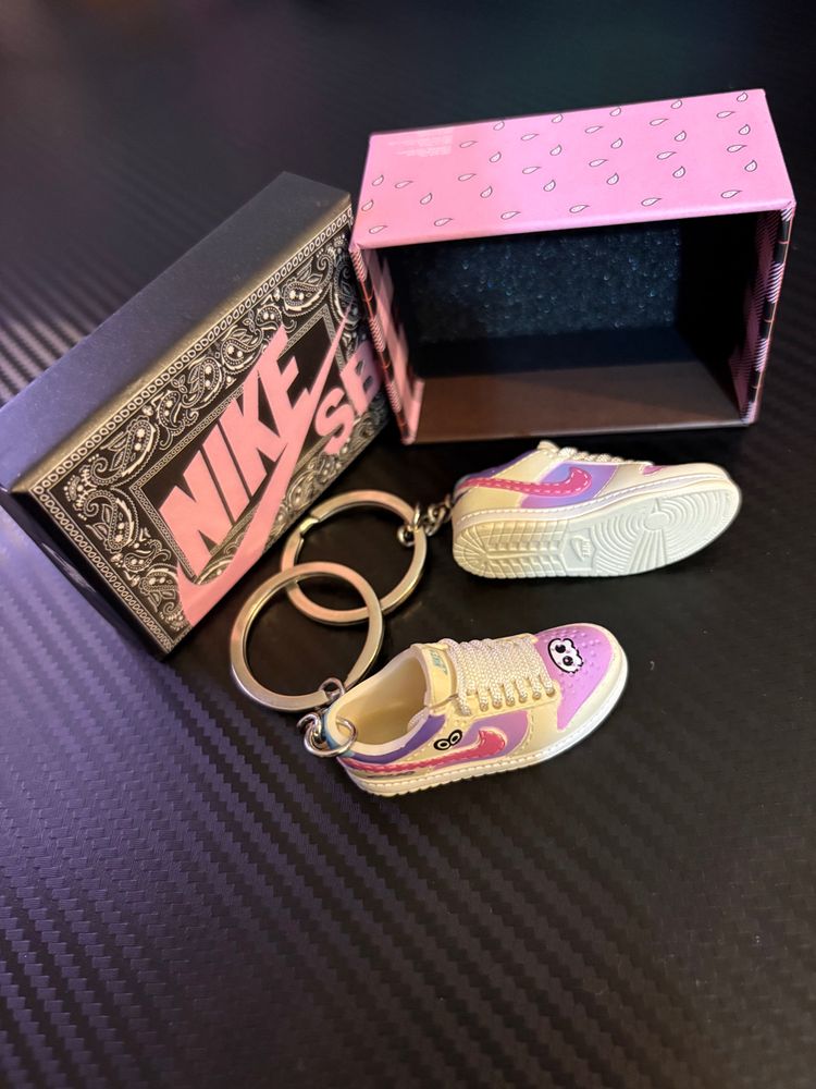 Nike Sb low dunks Sneaker Keychains including pair and box image 1