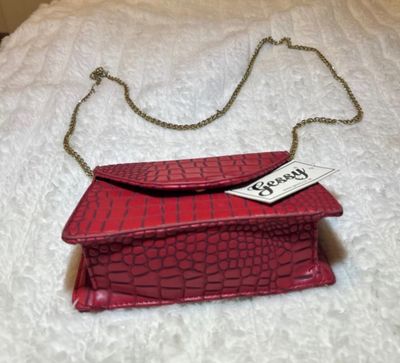 Red Crocodile Pattern Shoulder Bag With Chain Strap