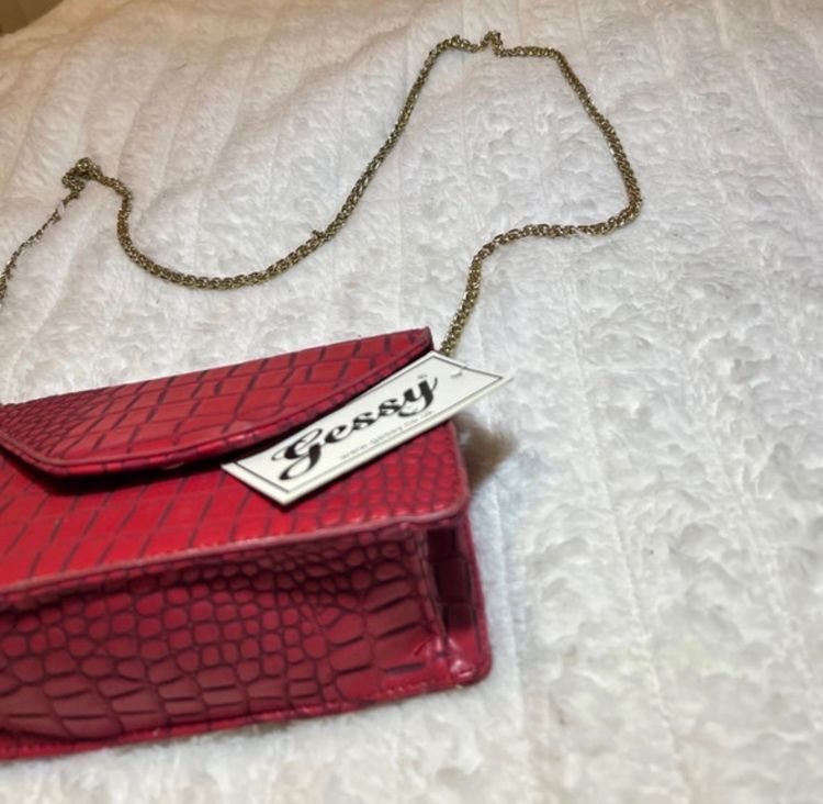 Red Crocodile Pattern Shoulder Bag With Chain Strap obraz 5