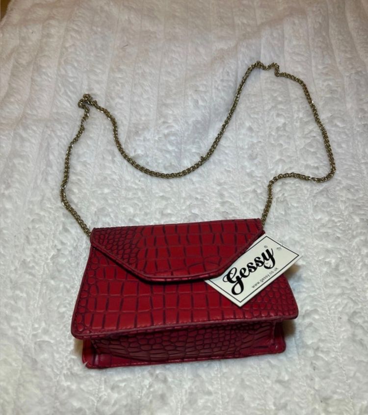 Red Crocodile Pattern Shoulder Bag With Chain Strap obraz 4