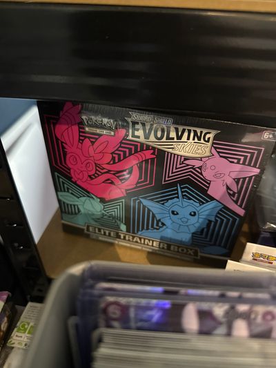 Pokémon Sword & Shield Evolving Skies Elite Trainer Box
