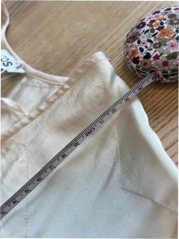 Immagine di Adorable blusa COS satinada con textura 🤩 (89€ NEW) 8