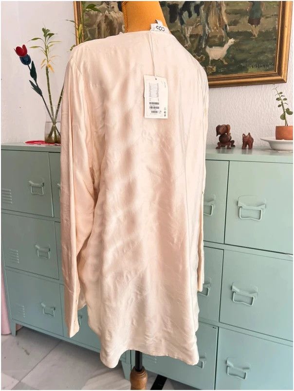 Immagine di Adorable blusa COS satinada con textura 🤩 (89€ NEW) 3