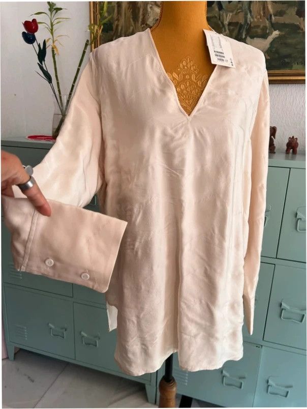 Adorable blusa COS satinada con textura 🤩 (89€ NEW)