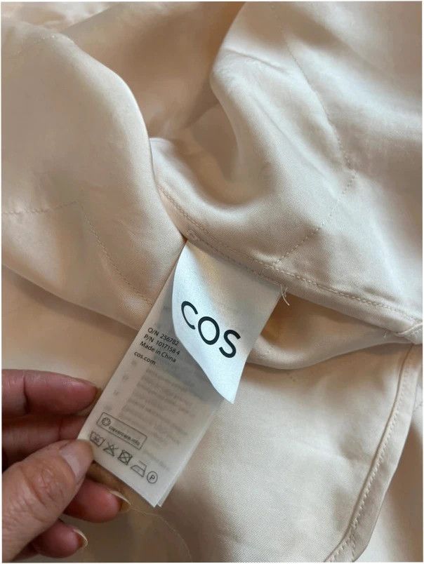 Immagine di Adorable blusa COS satinada con textura 🤩 (89€ NEW) 9