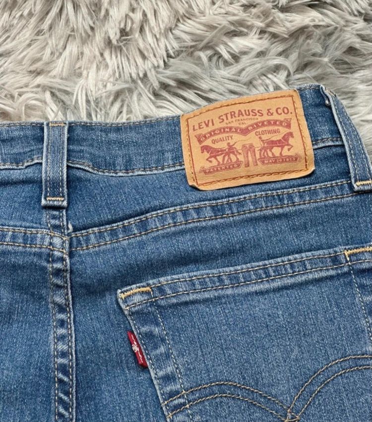 Levi Strauss & Co. 725 High Rise Bootcut Jeans imagen 5