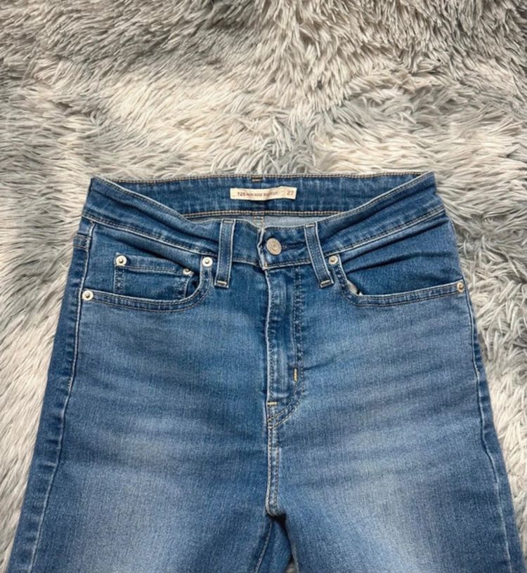 Levi Strauss & Co. 725 High Rise Bootcut Jeans imagen 2