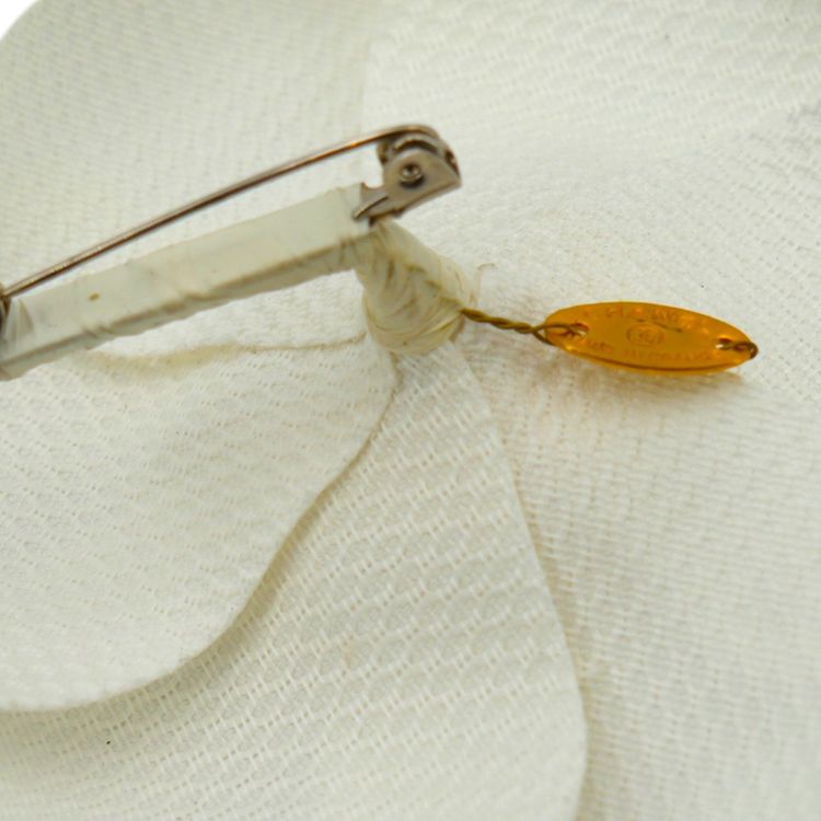 Spilla Chanel con applicazione floreale Camelia in tessuto bianco image 4