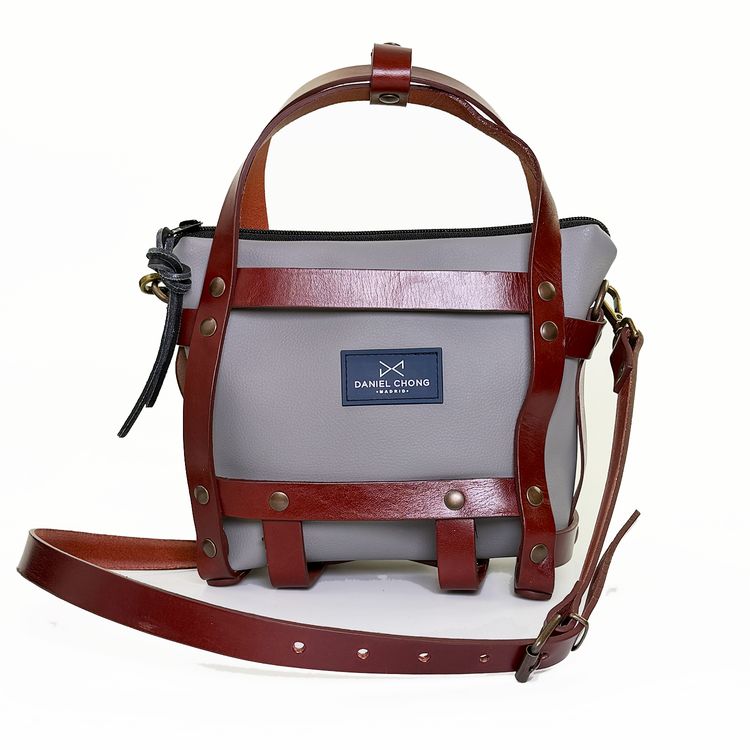 BOLSO ARNÉS PIEL COÑAC / GREY obraz 1