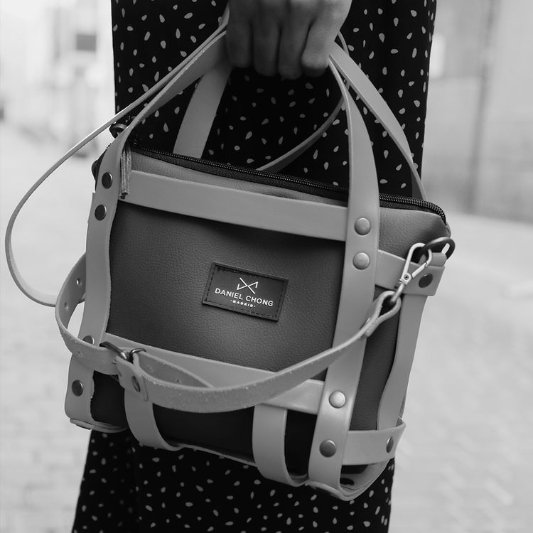 BOLSO ARNÉS PIEL COÑAC / GREY obraz 6