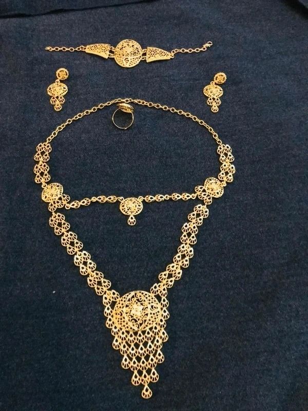 Gold-Tone Jewelry Set With Necklace, Bracelet, Earrings, Ring obraz 2
