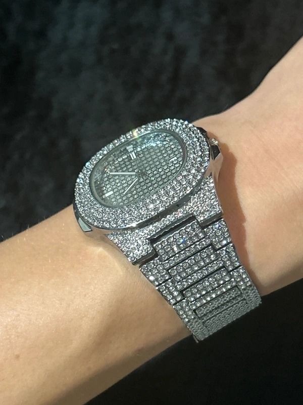 Silver-Tone Rhinestone Encrusted Wristwatch obraz 3