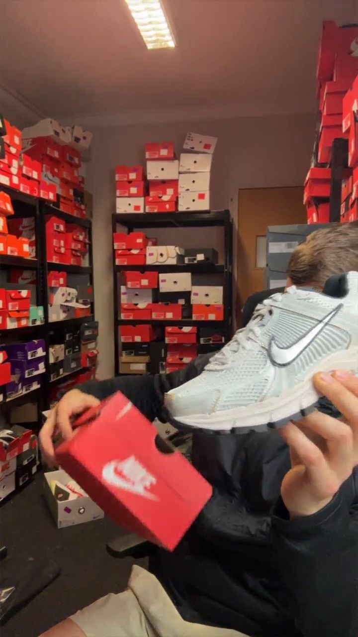 Nike UK 4.5 NIKE VOMERO 5 CHROME RRP £155 product image