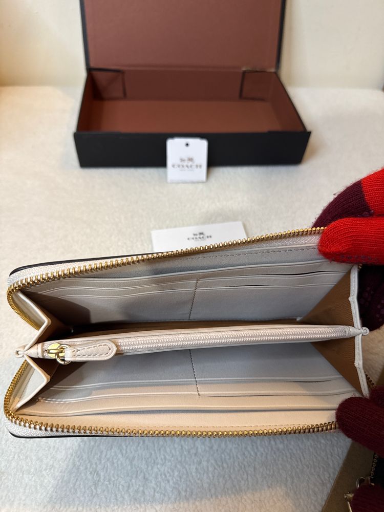 Coach Zip-Around Wallet obraz 4