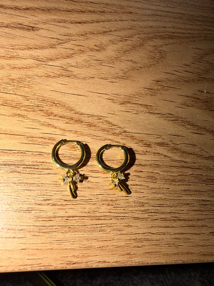 Immagine di Gold Hoop Earrings With Cross Charms 1