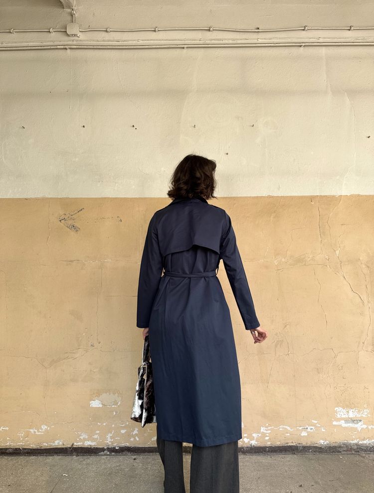 navy blue trench coat obraz 6