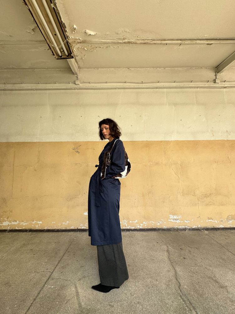 navy blue trench coat obraz 3